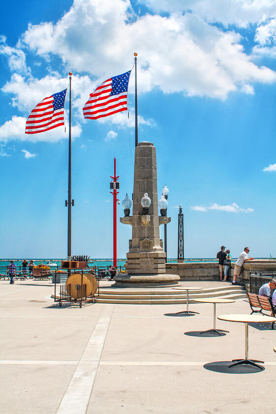 Veteran&#39;s Monument, Navy Pier, Chicago